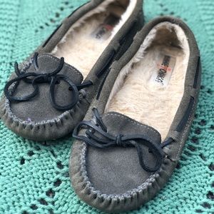 Minnetonka Grey Suede 4015 Cally Moccasin Slippers, Women’s Size 6, Pre-owned